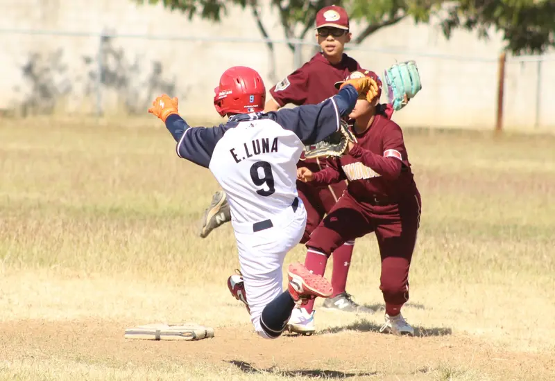 Un emocionante partido de béisbol correspondiente a las finales de la liga, mostrando la intensidad de la competencia en la recta final de la temporada.