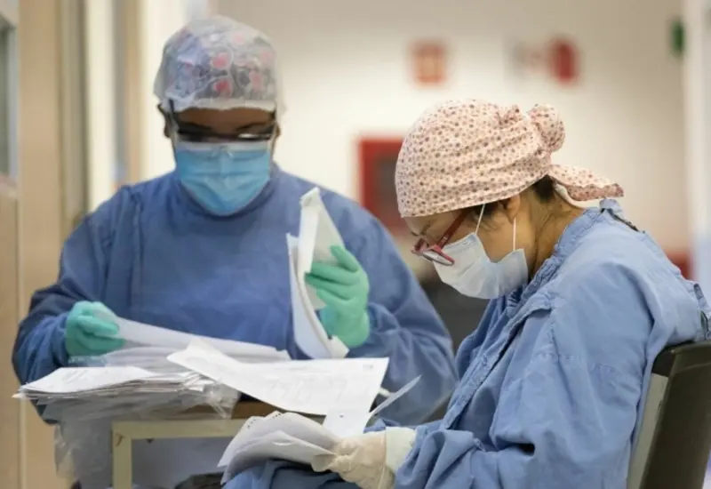 Estudiantes de una escuela de Medicina durante su formación académica, la cual ahora deberá incluir la certificación PRONAM para futuros profesionistas de la salud.