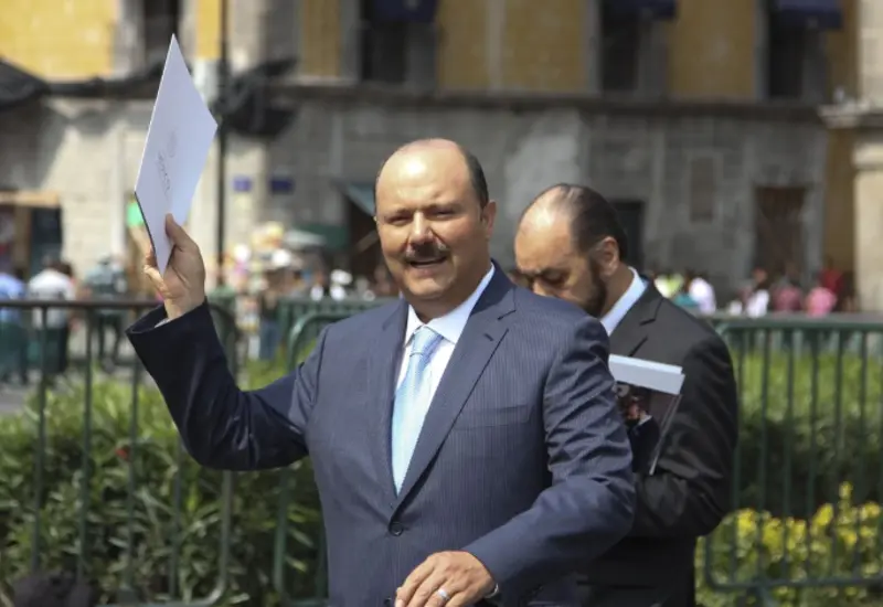 El exgobernador de Chihuahua, César Duarte, durante su proceso judicial, donde una juez de control otorgó seis meses para la investigación complementaria.