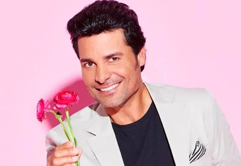 El cantante puertorriqueño Chayanne en el escenario durante un concierto, como parte del anuncio de su próxima gira musical en Oaxaca para 2026.