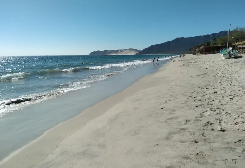 Vista panorámica de la playa y las dunas de Chipehua, Oaxaca, un destino que se prepara para recibir un aumento de turistas.