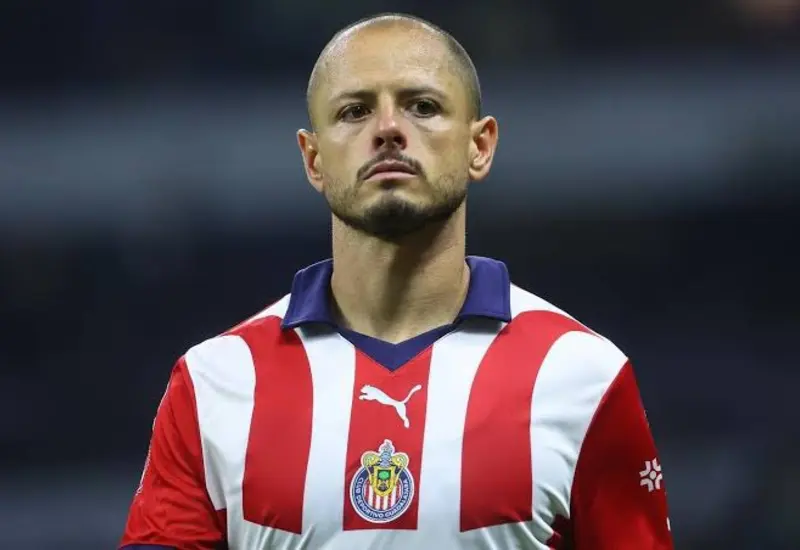 El futbolista Javier 'Chicharito' Hernández, en una fotografía que marca su salida oficial del Club Deportivo Guadalajara, conocido como Chivas.