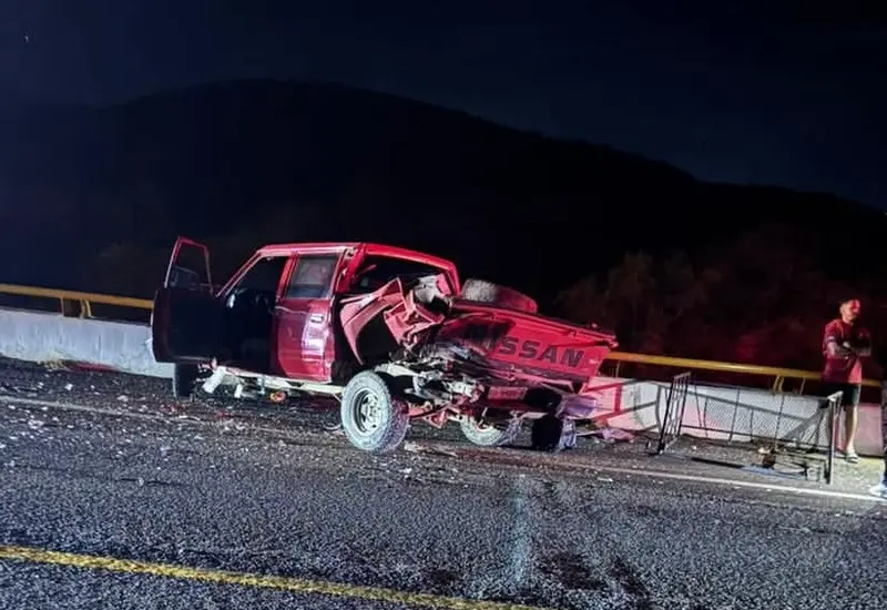 Escena del accidente vehicular en la carretera de cuota a la Costa, donde un choque dejó como saldo a tres personas lesionadas.