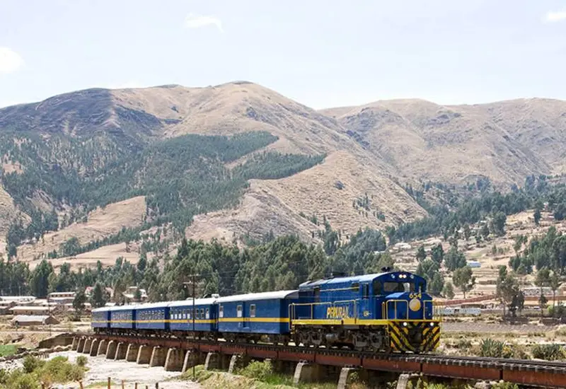 Escena del trágico accidente ferroviario en Perú, donde un choque de trenes en la ruta a Machu Picchu dejó una persona fallecida.