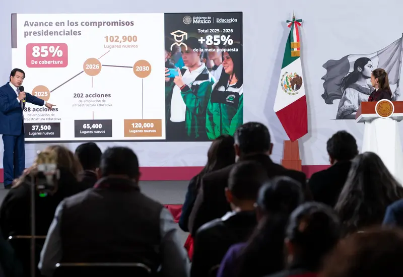 La Jefa de Gobierno, Claudia Sheinbaum, durante su conferencia mañanera, informa sobre el avance en la creación de nuevos espacios para preparatoria.