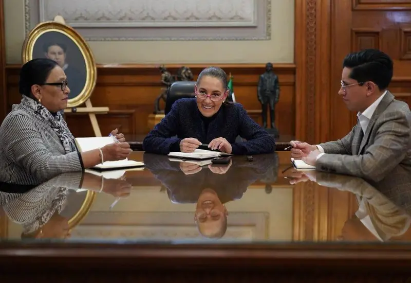 Claudia Sheinbaum, virtual presidenta electa, durante la llamada telefónica en la que extendió una invitación al Papa León XIV para visitar México.