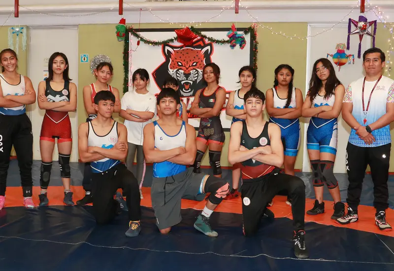 Jóvenes atletas del Club Jaguares de luchas asociadas continúan su entrenamiento durante el periodo vacacional de fin de año en CEDECOM.