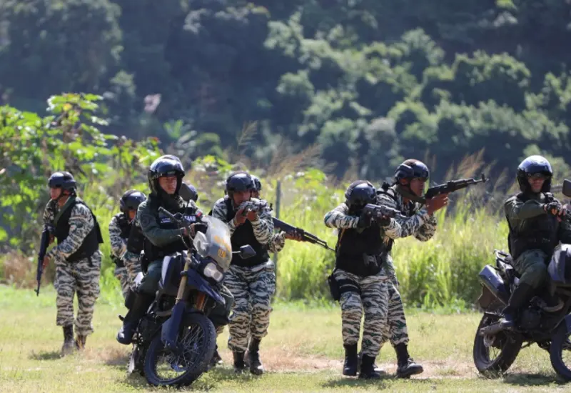 Un grupo de 5,600 combatientes venezolanos durante su entrenamiento bajo el método táctico de resistencia revolucionaria, según informa la agencia Xinhua.