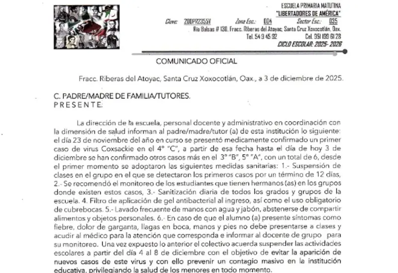 Fotografía del comunicado oficial que informa sobre la suspensión de clases en una primaria de Xoxo por un brote del virus Coxsackie.