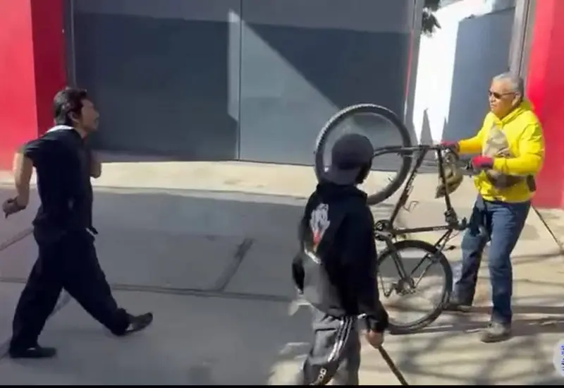 El conductor de un camión de transporte urbano en Oaxaca captado en el momento en que le cierra el paso a un ciclista.