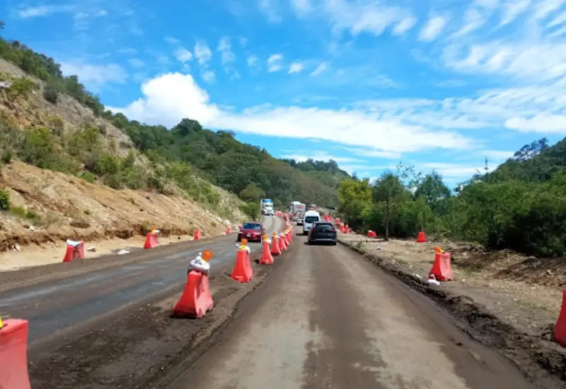 Obras de rehabilitación en la autopista Cuacnopalan-Oaxaca, como parte del proyecto para conectarla con las carreteras de la Costa e Istmo.