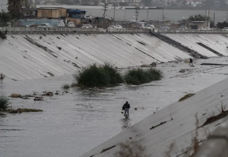 El río Tijuana muestra los graves efectos de la contaminación por aguas residuales, una crisis que ha deteriorado el valle y provocado cierres de playas.