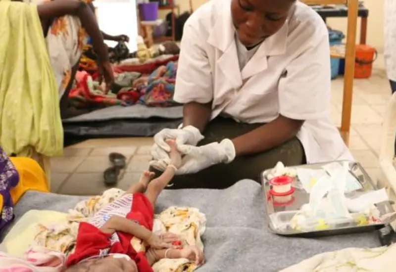 La infancia en Sudán enfrenta una grave crisis de desnutrición aguda, una alerta roja que amenaza la vida de miles de niños.