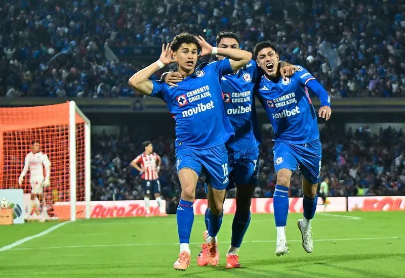 El equipo de fútbol Cruz Azul celebra su clasificación a las semifinales del Torneo de Apertura 2025 tras un partido emocionante.