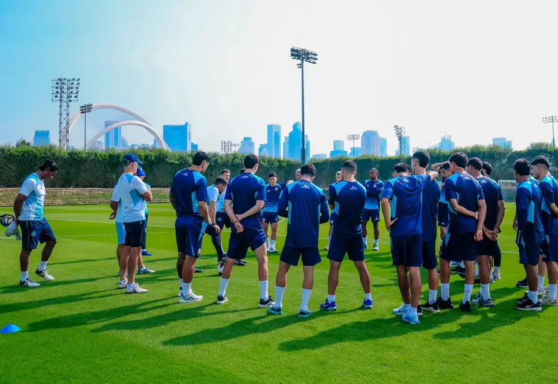 Jugadores del equipo de fútbol Cruz Azul realizan una práctica ligera en un campo de entrenamiento tras su llegada a Qatar.