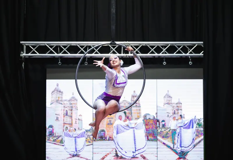 La atleta Dana en plena ejecución de una rutina de danza aérea durante su competencia en el Campeonato Mundial celebrado en Italia.