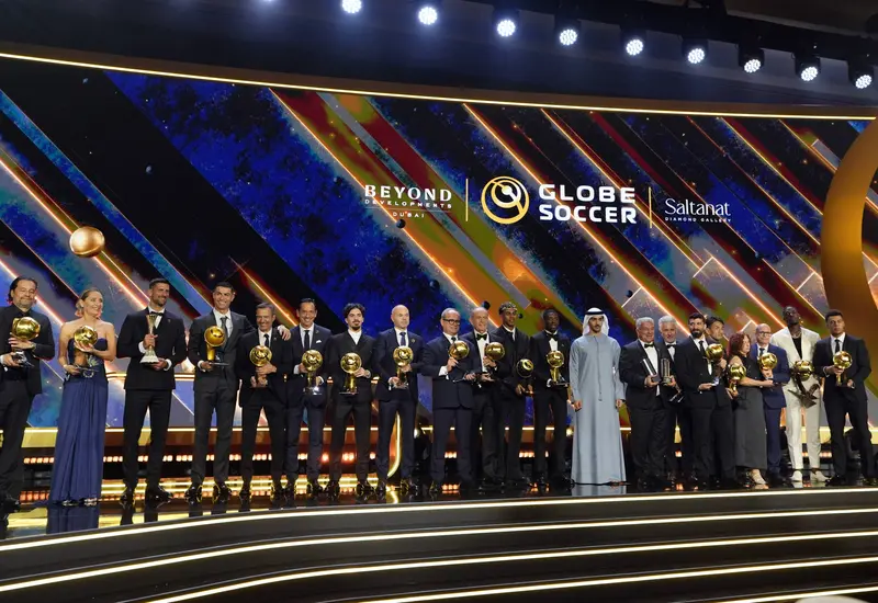 Ousmane Dembélé y otros futbolistas galardonados posan juntos con sus premios durante la ceremonia de los Globe Soccer Awards del año 2025.