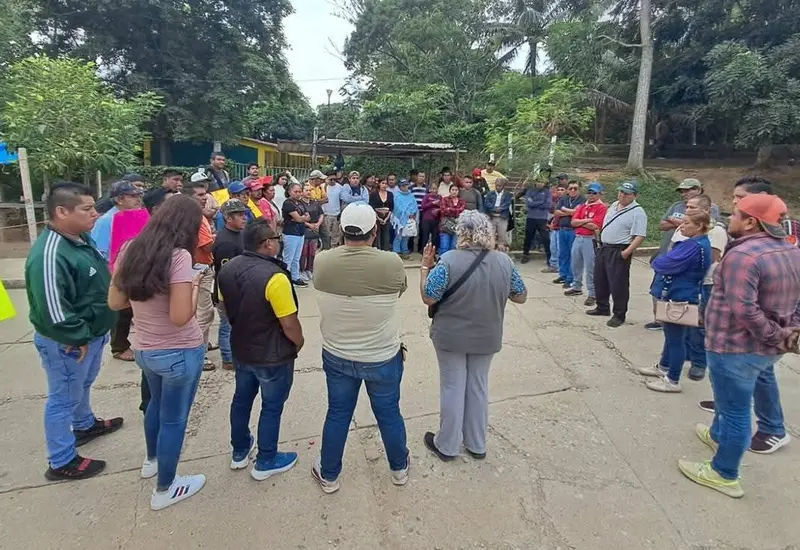 Un grupo de extrabajadores de la constructora ABCD Arquitectura se manifiesta públicamente para denunciar la falta de pago y la impunidad de la empresa.