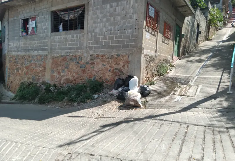 Trabajadores inician labores de mantenimiento y reparación en la infraestructura hídrica para combatir el severo desabasto de agua que afecta a Tehuantepec.
