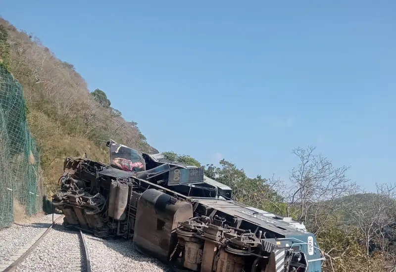 Imagen del Tren Interoceánico del Istmo descarrilado sobre las vías en el tramo Nizansa-Chivela, en un suceso ocurrido en el Istmo.
