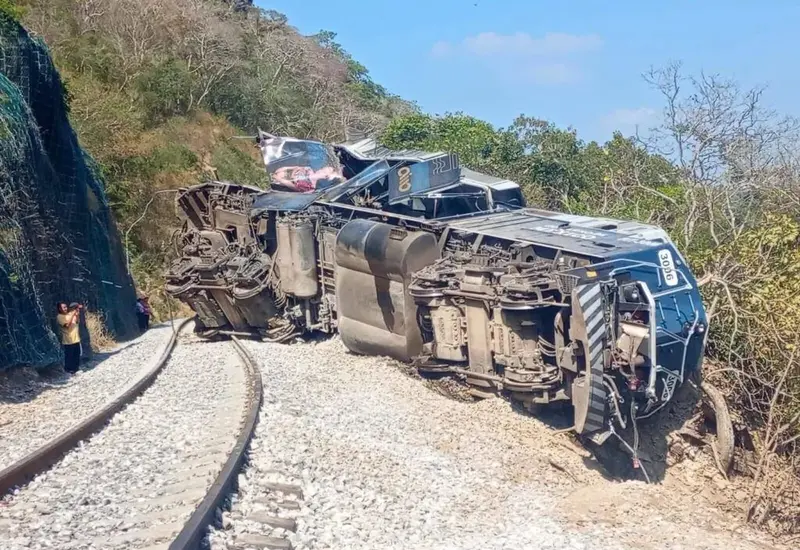 Vagones de un tren descarrilados sobre las vías en la región del Istmo, incidente que motivó denuncias por presunta corrupción de pueblos locales.