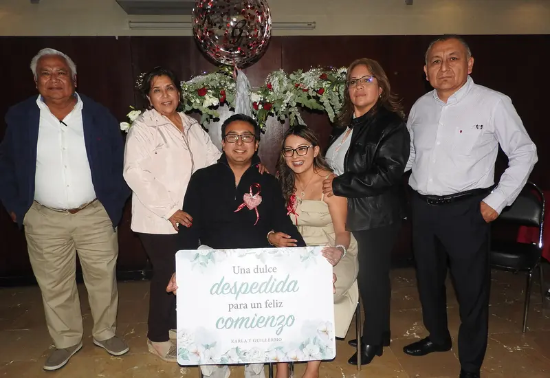 Karla Vanessa Ramírez García y Guillermo García Gil celebran su despedida de soltería con un desayuno en Oaxaca, junto a sus padres y familiares.