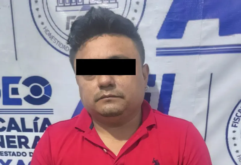 Roberto E.L. es fotografiado tras ser detenido en Salina Cruz, al ser acusado por el delito de robo de una motocicleta.