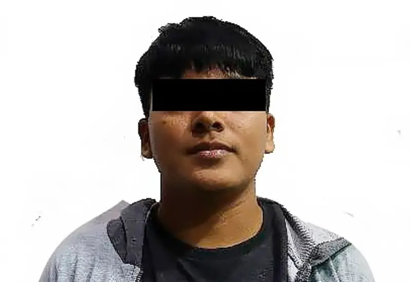 Luis, un joven de 20 años, es detenido por las autoridades en la terminal de la capital por viajar en compañía de una menor de edad.