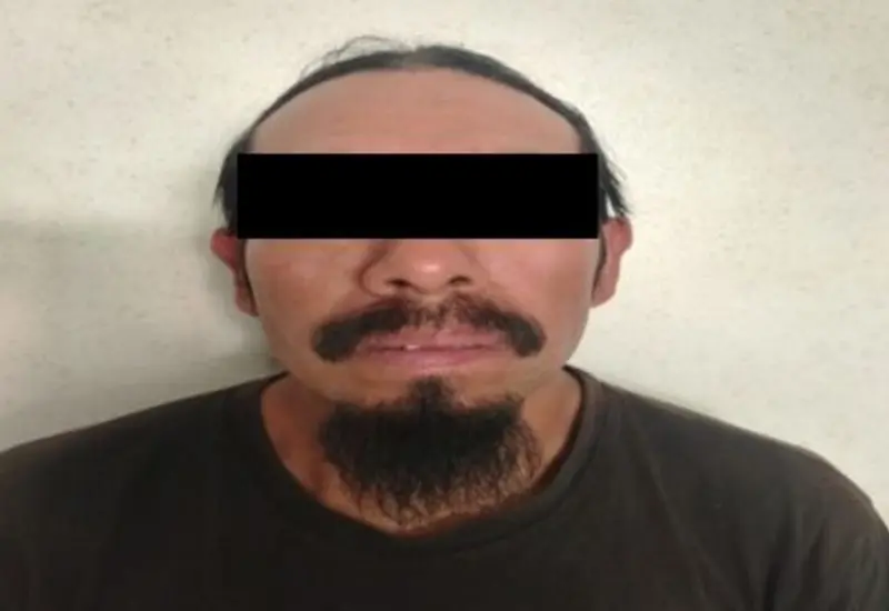 El detenido R.JD. es presentado por policías investigadores tras ser acusado del homicidio a puñaladas de su paisano en la Sierra Mixe.