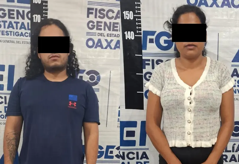 Los hermanos A R.S. y M.R.S. en el momento de ser detenidos por las autoridades en Putla de Guerrero, Oaxaca.