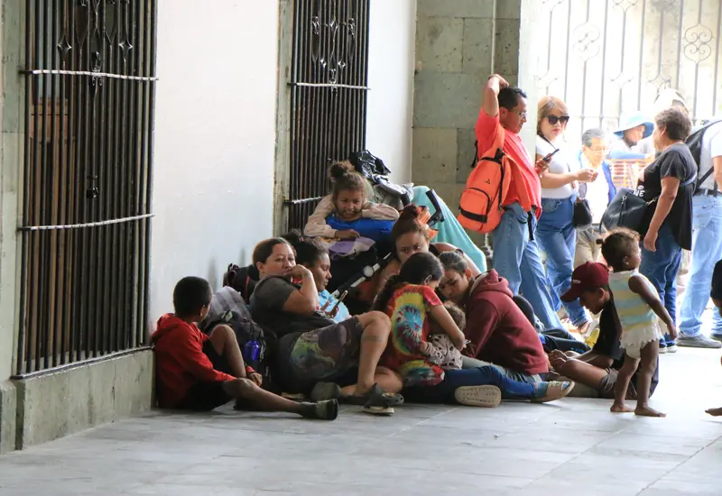 Imagen conmemorativa que rinde homenaje a los migrantes de Oaxaca, tras la declaración del 2 de septiembre como el Día de la Persona Migrante Oaxaqueña.