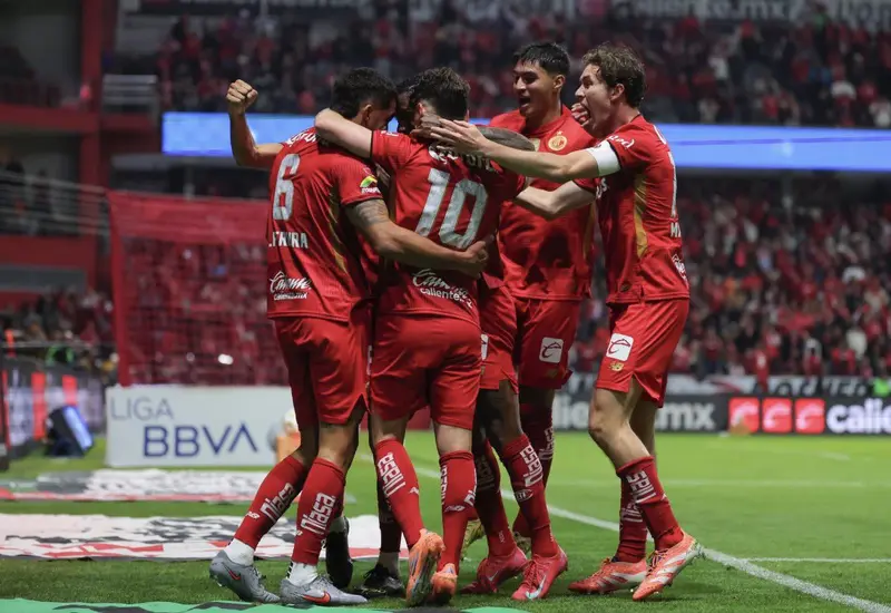 El equipo de los Diablos Rojos del Toluca celebra su pase a la final de la Liga MX, donde buscarán el bicampeonato.
