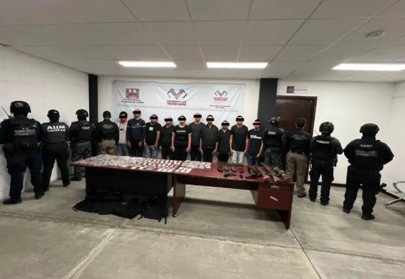 Doce presuntos integrantes del CJNG son presentados ante la prensa tras su detención en San Cristóbal de las Casas, Chiapas.