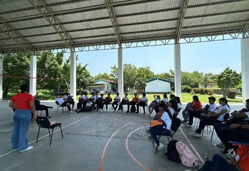 Once docentes del CECYTE en San Dionisio del Mar denuncian públicamente abuso de autoridad y violaciones a sus derechos laborales.