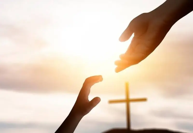Imagen conceptual que ilustra el Día del Señor, mostrando una cruz de madera iluminada por un rayo de luz celestial en un ambiente sereno.