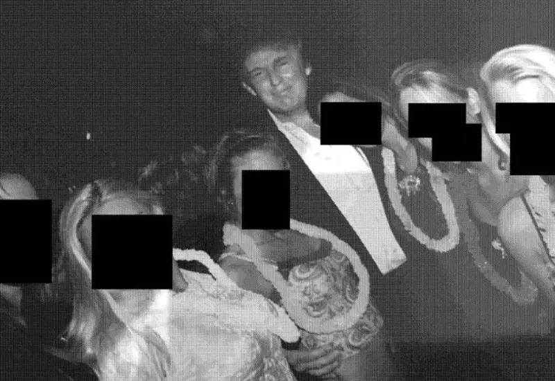 Una de las fotos inéditas que vinculan a Donald Trump con Jeffrey Epstein, mostrando un momento comprometedor que ha salido a la luz.