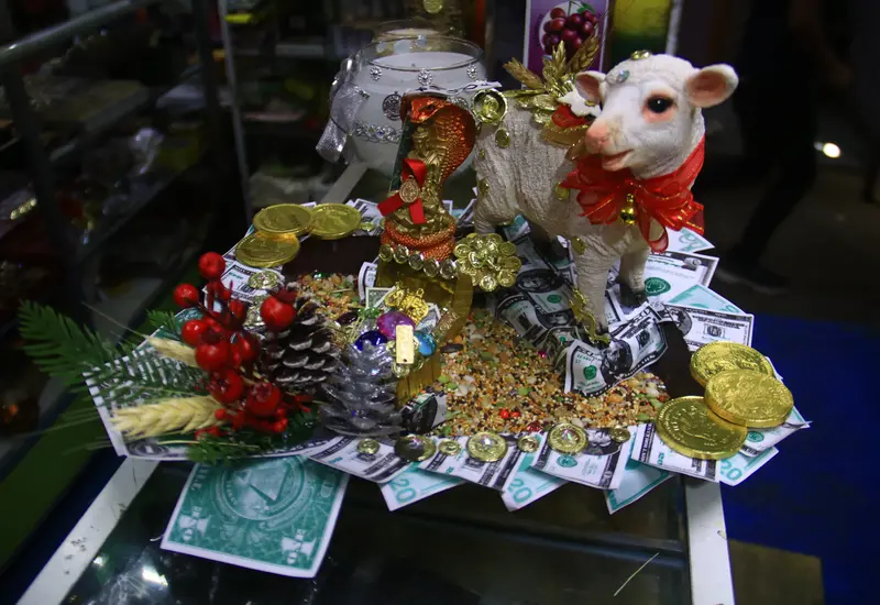 Una imagen simbólica que representa cómo los rituales de Año Nuevo ahora priorizan el dinero y la economía por encima del amor y el corazón.