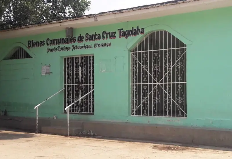 Comuneros de Santa Cruz Tagolaba reunidos durante la asamblea para la elección de Bienes Comunales, proceso detenido por la búsqueda de reelección.