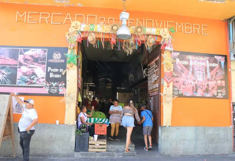 Piden mercados más limpios y sustentables en Oaxaca, con un llamado a eliminar los plásticos de un solo uso en el Pasillo de Humo.