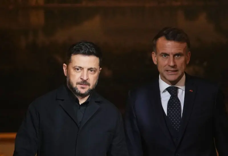 El presidente de Francia, Emmanuel Macron, se reúne con su homólogo de Ucrania, Volodymir Zelensky, durante su encuentro en París para abordar la guerra.