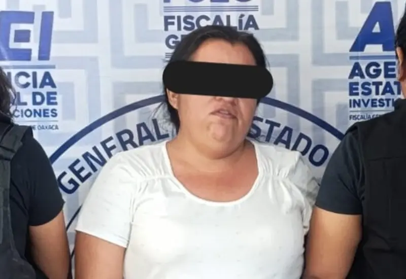 Una mujer, identificada como A.R.E.H., es detenida por las autoridades en cumplimiento a una orden de aprehensión por el delito de robo.