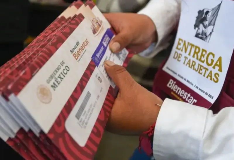 Módulo para la entrega de Tarjetas Bienestar a adultos mayores, instalado en la Secundaria Miguel Hidalgo de Santo Domingo Tehuantepec.