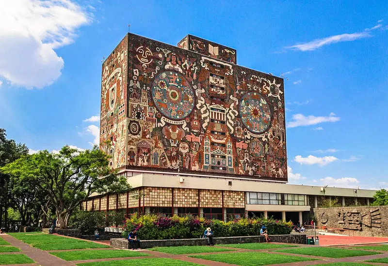 Un profesor de edad avanzada en un aula de la UNAM, como representación del desafío del relevo generacional y la falta de jubilación docente.