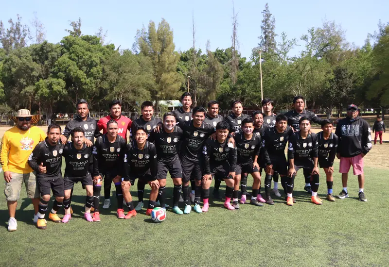 El equipo del Barrio La Soledad celebra un importante triunfo que consiguieron con esfuerzo y paso firme durante el encuentro deportivo.