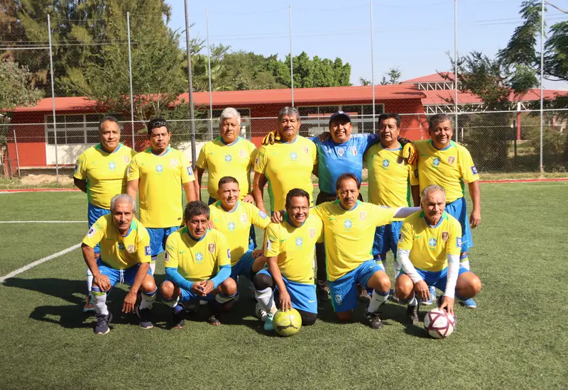 El equipo de fútbol Barrio San José, considerado el rival a vencer, posa para una foto de cara a las semifinales del torneo.