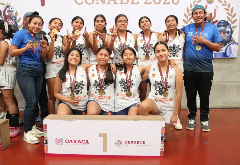 El equipo de basquetbol Calmecac de la categoría U14 posa para una foto durante la olimpiada donde consiguieron su pase a la etapa prenacional.