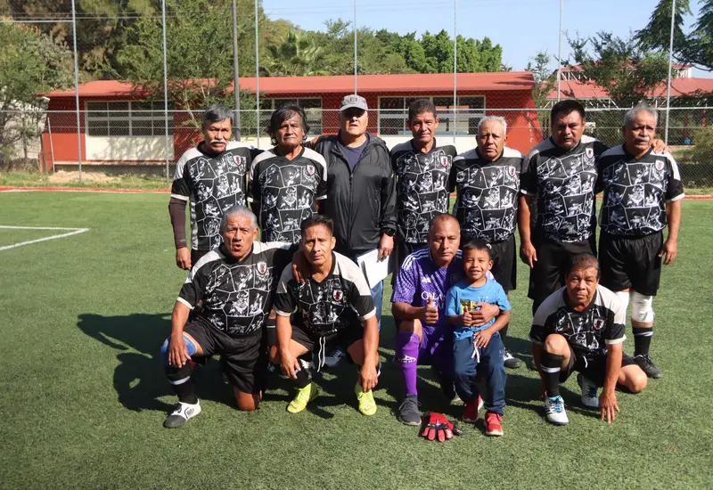 El equipo de fútbol del Barrio El Niño se prepara para el partido final del campeonato, buscando la gloria y el título contra San Jacinto.