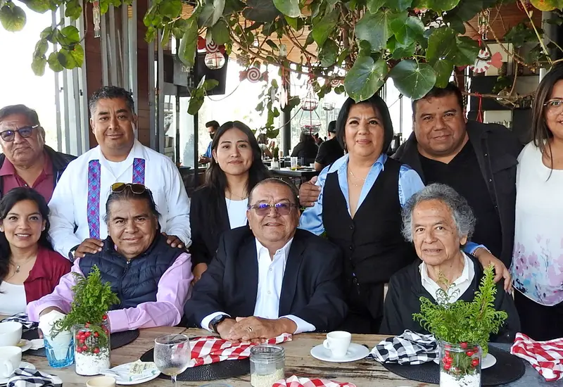 El equipo del Noticiero Política 360 de la Mexicana Radio posa para una foto grupal en un momento especial del programa.