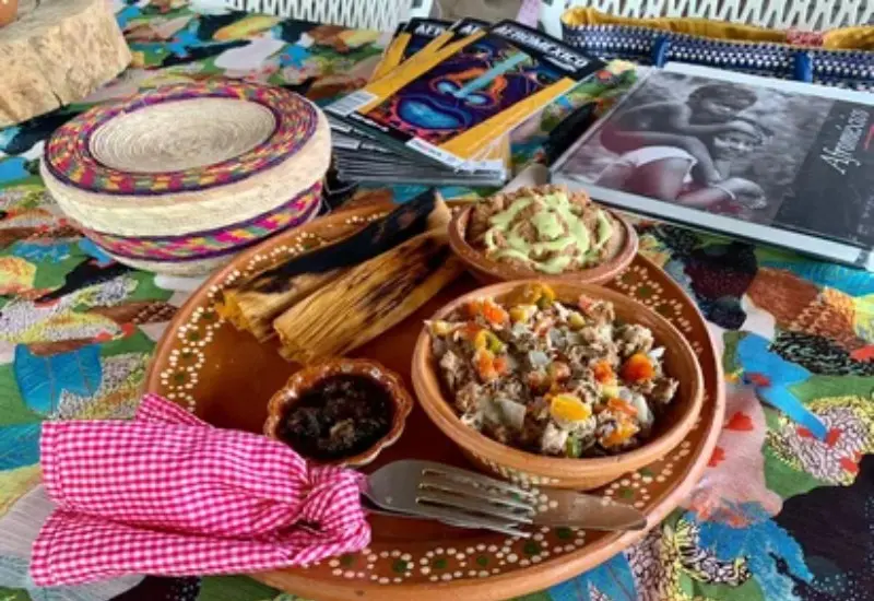 El platillo Estofado Xquendaró Yaati es reconocido oficialmente como parte del patrimonio cultural del estado de Oaxaca durante un evento.
