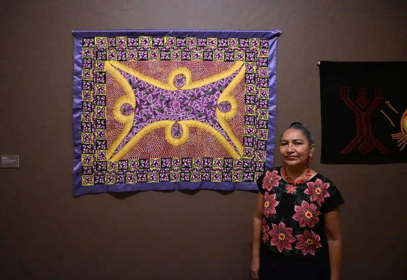 Obra de arte gráfico en la exposición sobre mujeres indígenas y afrodescendientes presentada en el Museo Nacional de la Estampa.